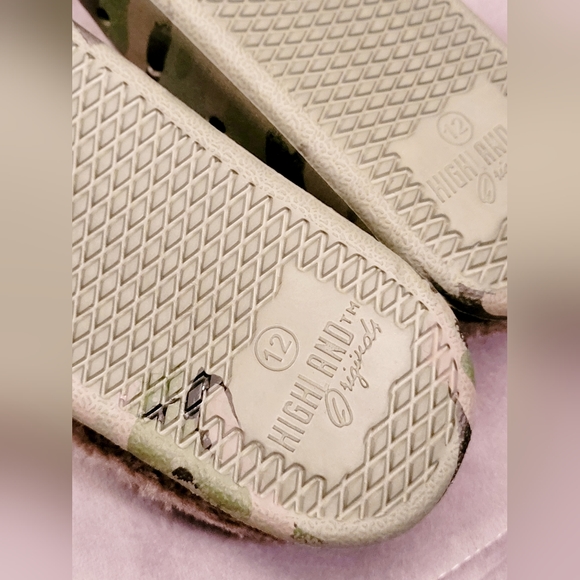 Youth furry slides camo size 12 - Picture 7 of 7